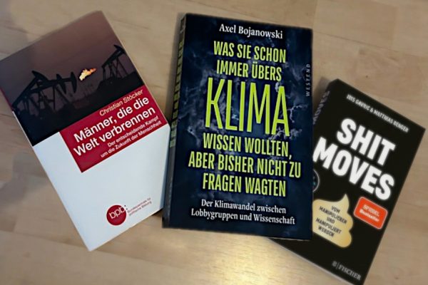 Eigene Aufnahme / Bücher: Axel Bojanowski, "Was Sie schon immer über den Klimawandel wissen wollten" neben Christian Stöcker, "Männer, die die Welt verbrennen" und Iris Gavric und Matthias Renger "Shitmove"